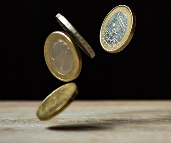 Coins dropping to show the loss of finance for SMEs during COVID